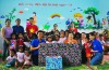 Các đoàn viên, thanh niên Chi đoàn Báo Quảng Trị trao quà và chụp ảnh lưu niệm với Trường Mầm non Thanh