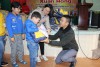 Đại diện Chi đoàn Báo Quảng Trị tặng quà cho trẻ em khuyết tật huyện Hải Lăng