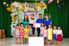 Đại diện Chi đoàn Báo Quảng Trị, Chi đoàn Bảo hiểm xã hội tỉnh tặng quà cho Trường Mầm non số 2 Đakrông