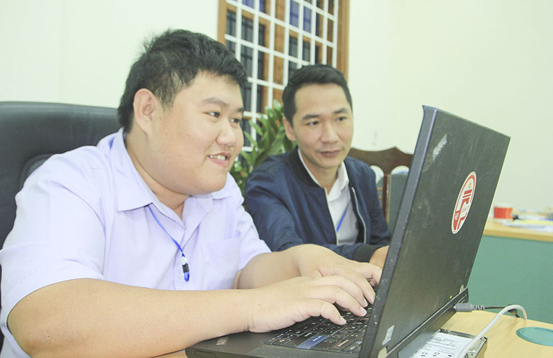 Dương Nguyễn Xuân Hiếu trao đổi công việc với đồng nghiệp