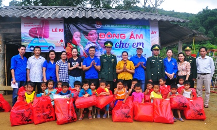 Trao quà cho học sinh mầm non tại bản Ba Ngày, xã Tà Long, huyện Đakrông
