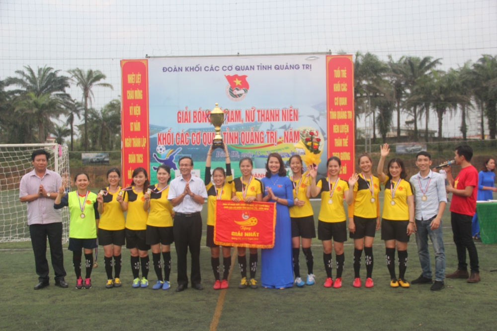 Ban Tổ chức trao Cúp vô địch, Huy chương Vàng cho đội bóng đá nu cuc thue