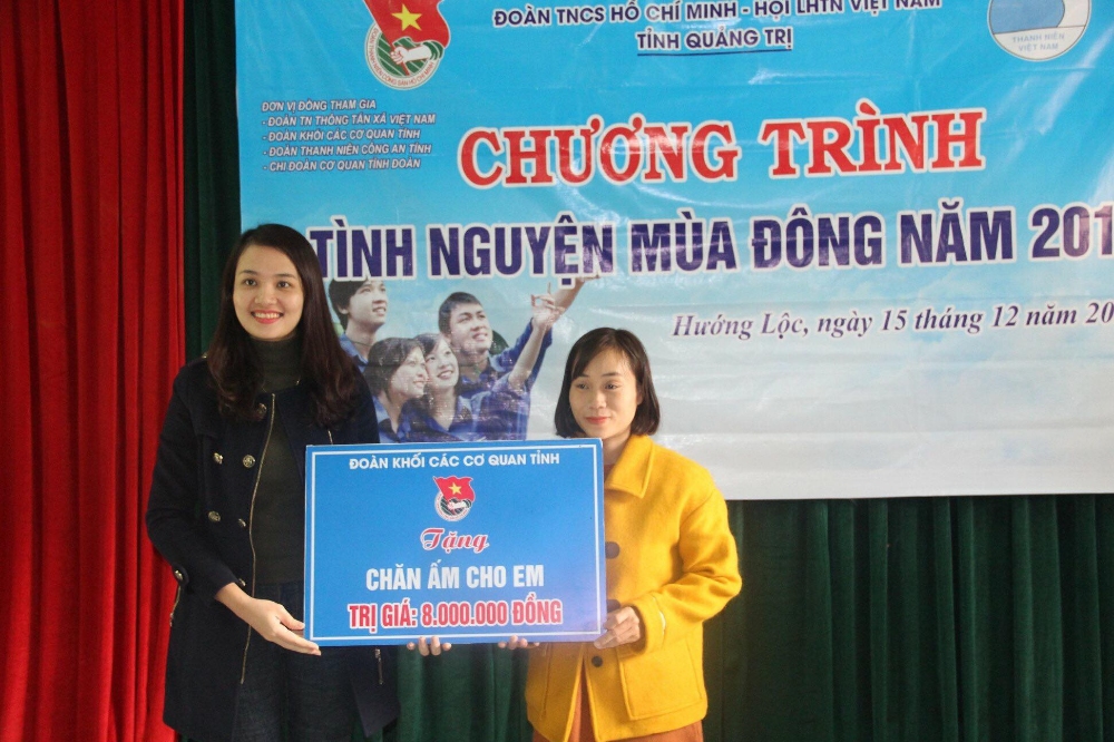 Đoàn Khối các cơ quan tỉnh trao tặng chăn ấm cho em tại Trường Mầm non Hướng Lộc, huyện Hướng Hóa