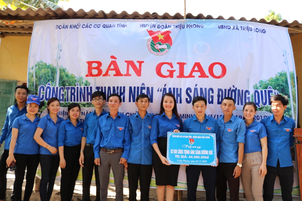 Đoàn Khối các cơ quan tỉnh bàn giao công trình thanh niên "Ánh sáng đường quê" tại xã Triệu Long, huyện Triệu Phong