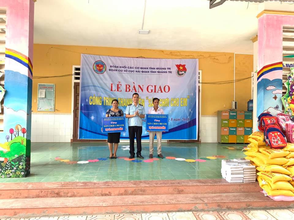 Đồng chí Trần Duy Linh - Bí thư ĐCS Cục Hải quan trao bảng tặng công trình "Sân chơi cho em" cho xã A Ngo, xã A Bung huyện Đakrông