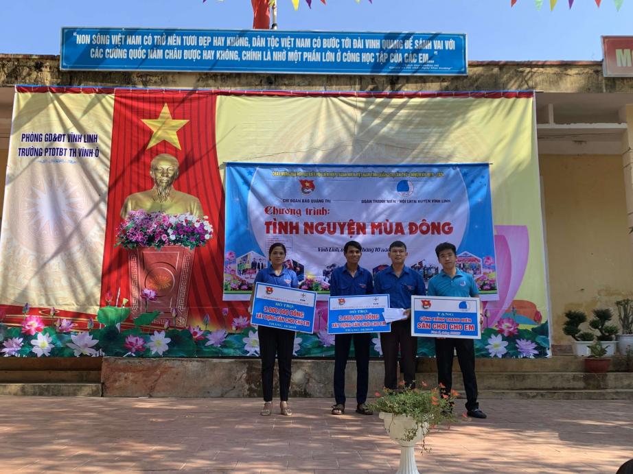 Đoàn cơ sở Điện lực Quảng Trị và Chi đoàn Điện lực Vĩnh Linh trao tặng công trình “Sân chơi cho em”  tại Trường tiểu học xã Vĩnh Ô, huyện Vĩnh Linh