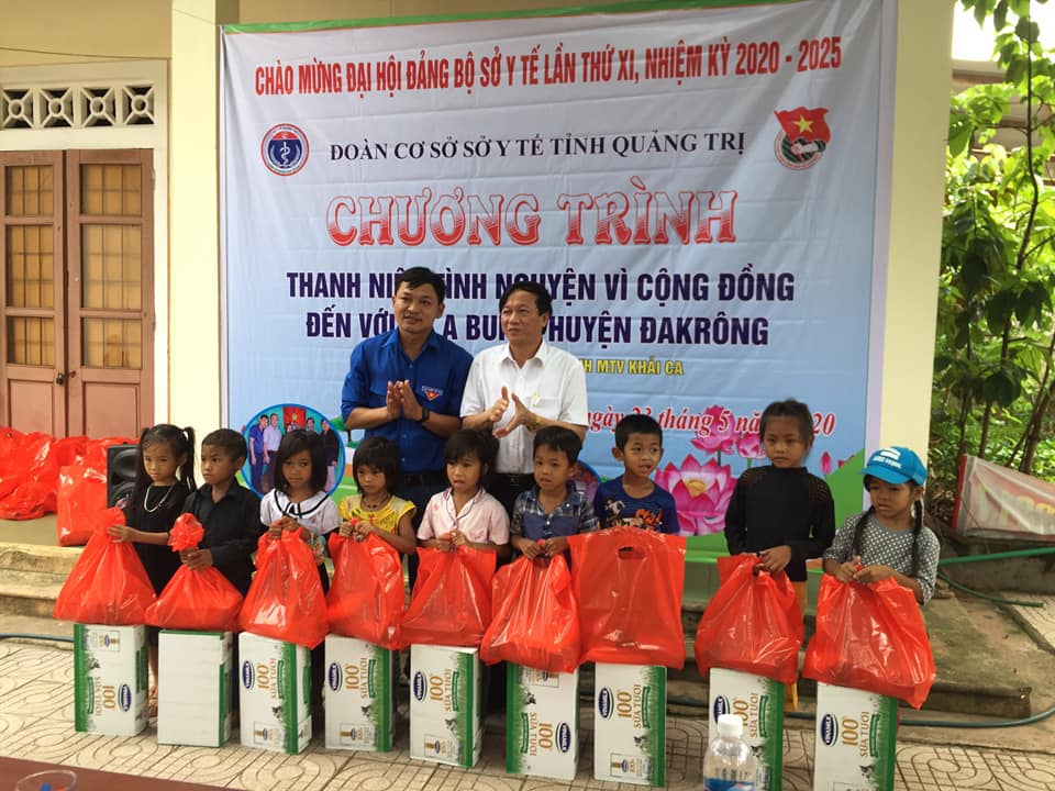 Đoàn cơ sở Sở Y tế: Tổ chức khám chữa bệnh miễn phí và tặng quà cho người dân xã A Bung, huyện Đakrông
