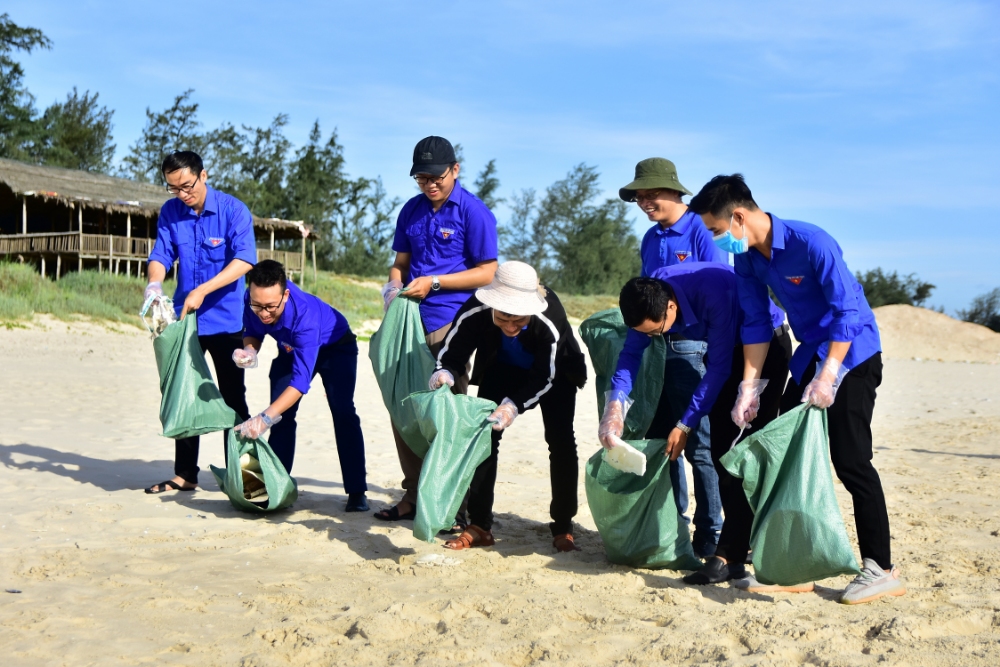 Đoàn cơ sở Sở Y tế tổ chức chiến dịch chung tay bảo vệ môi trường biển tại bãi biển Gio Hải, huyện Gio Linh