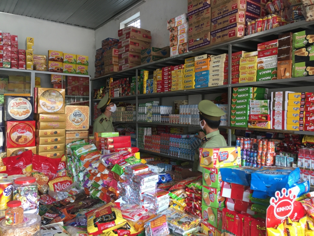 ĐVTN kiểm tra mặt hàng và dán áp phích tại các địa điểm buôn bán tại địa bàn tỉnh Quảng Trị