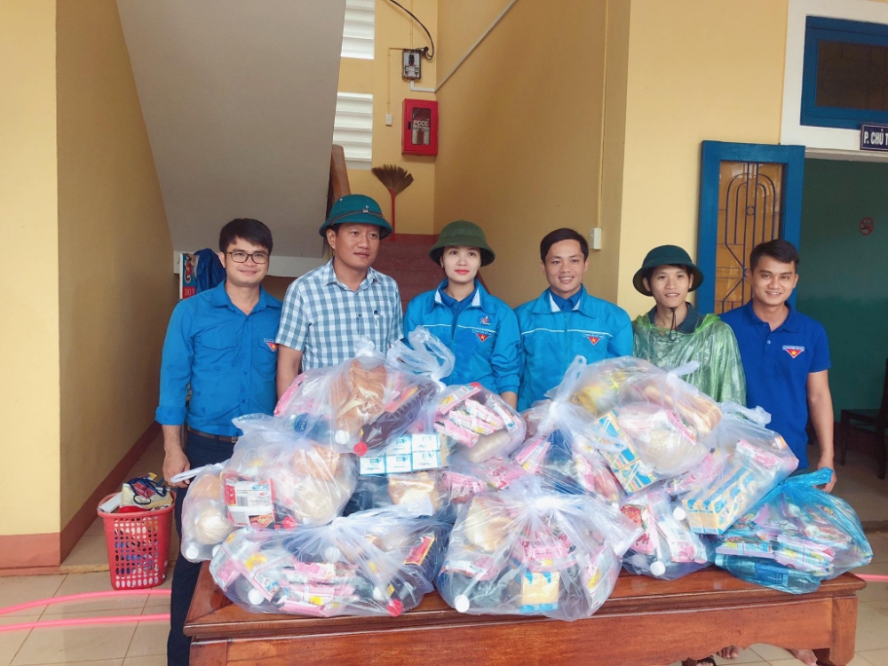 Đoàn Khối Cơ quan và Doanh nghiệp tỉnh trao quà hỗ trợ tại xã Gio Quang, huyện Gio Linh