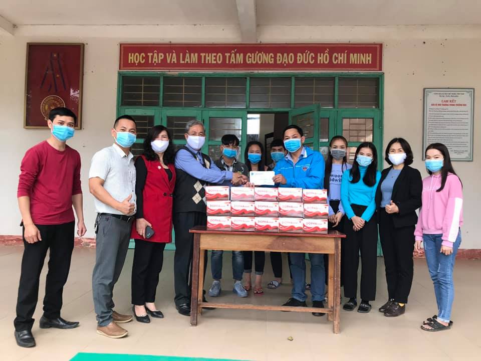 Đoàn cơ sở Sở Y tế thăm hỏi, tặng quà cho sinh viên khó khăn nước bạn Lào tại Trường Cao đẳng Y tế Quảng Trị