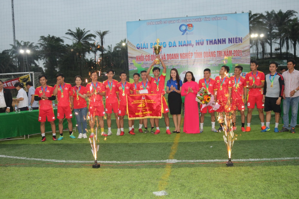 BTC trao cúp, cờ, huy chương vàng cho đội bóng nam LQ CĐ khách sạn Sài gòn - Đông hà và Chi đoàn Công ty CP Bình Điền