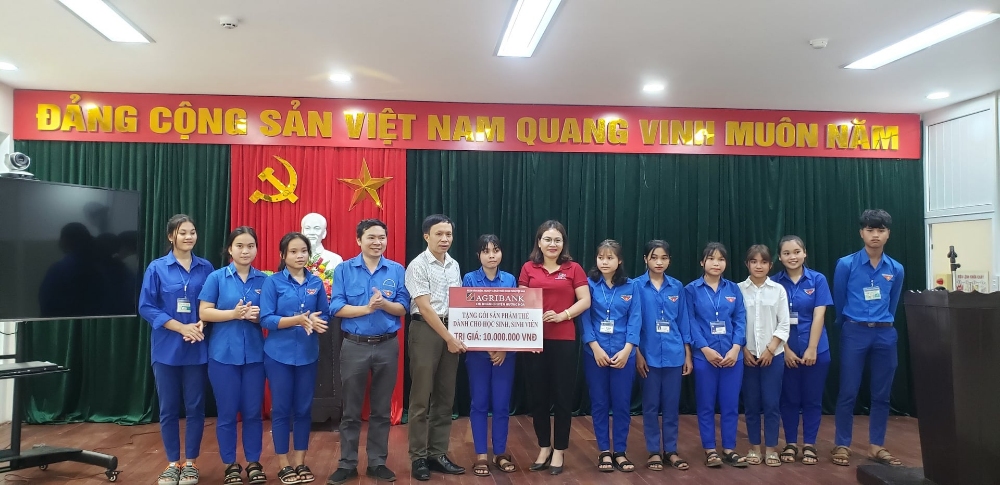 Tuổi trẻ Agribank chi nhánh huyện Hướng Hoá tổ chức ngày hội hướng nghiệp tại Trường THPT huyện Hướng Hóa