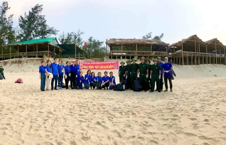 Chi đoàn Kho bạc nhà nước Quảng Trị tổ chức chương trình "Hãy làm sạch biển" tại Bãi tắm Gio Hải, xã Gio Hải, huyện Gio Linh