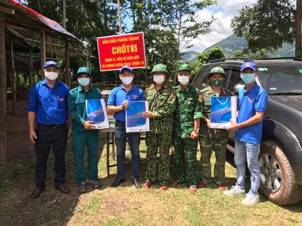 Tuổi trẻ Khối cơ quan và doanh nghiệp tỉnh: Thăm, động viên, tặng quà các cán bộ chiến sĩ Biên phòng làm nhiệm vụ phòng, chống dịch COVID - 19 trên tuyến biên giới.