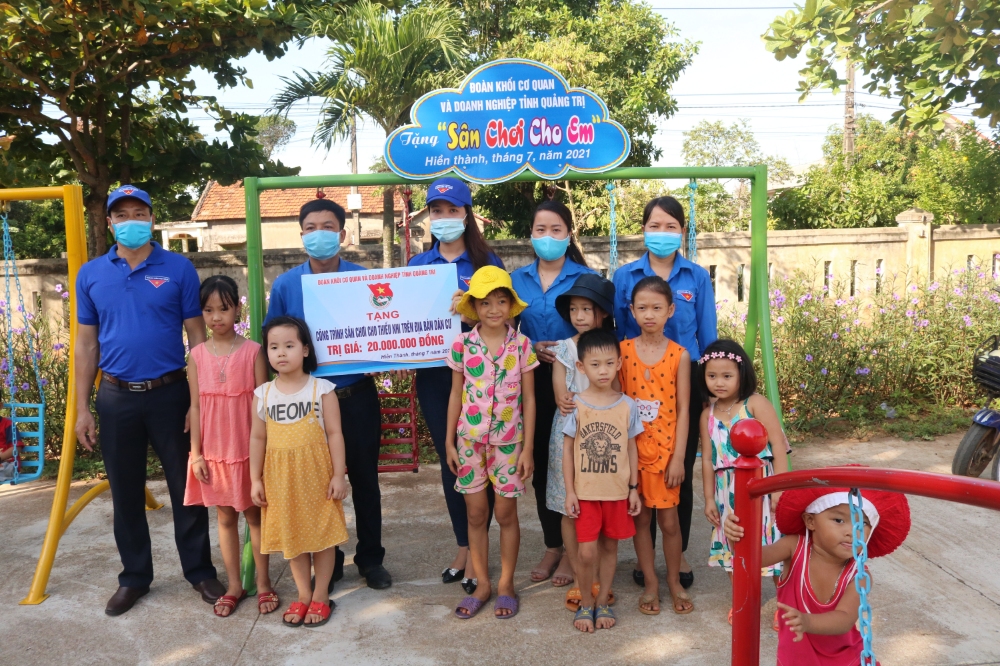 Đoàn Khối Cơ quan và Doanh nghiệp tỉnh tổ chức lễ bàn giao, trao tặng công trình thanh niên “Sân chơi cho trẻ em” tại xã Hiền Thành, huyện Vĩnh Linh