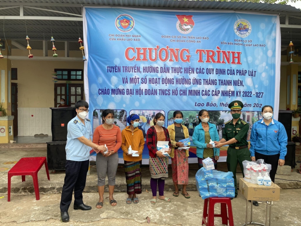 Chi đoàn Hải quan cửa khẩu Lao Bảo tuyên truyền, hướng dẫn thực hiện các quy định của pháp luật cho nhân dân các khóm, bản trên địa bàn thị trấn Lao Bảo.