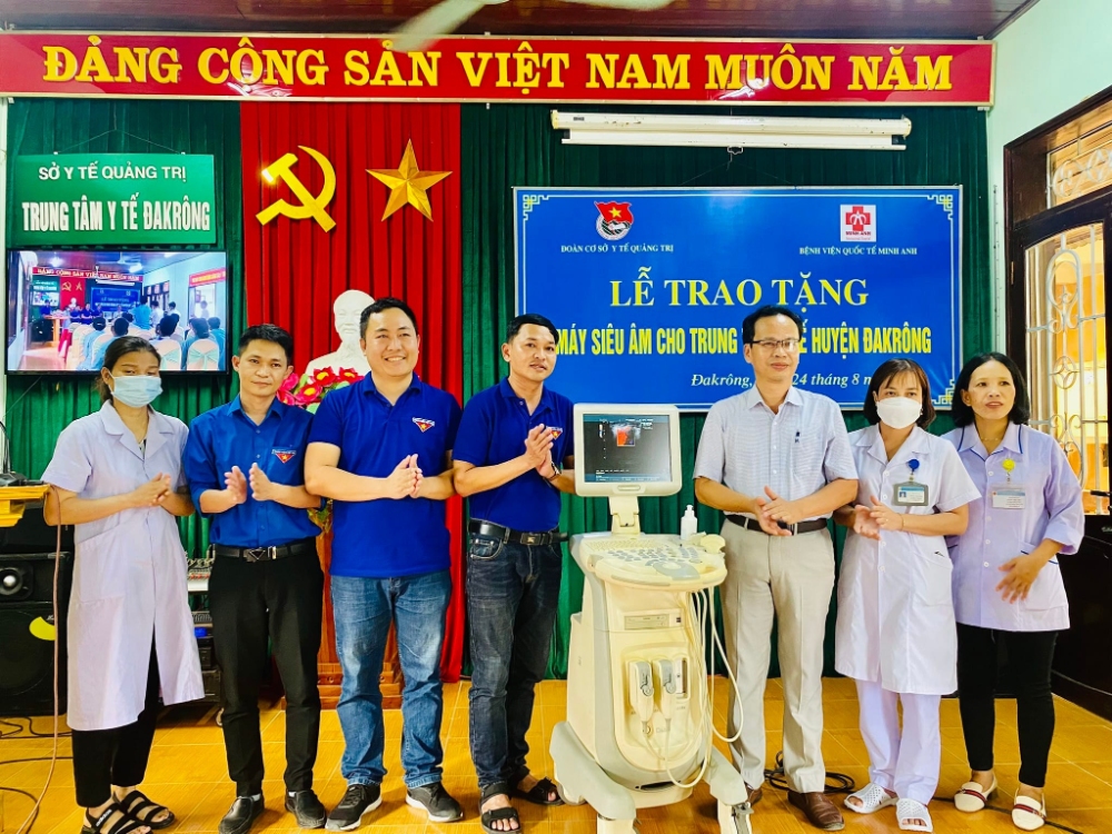 Tặng máy siêu âm cho Trung tâm Y tế huyện Đakrông