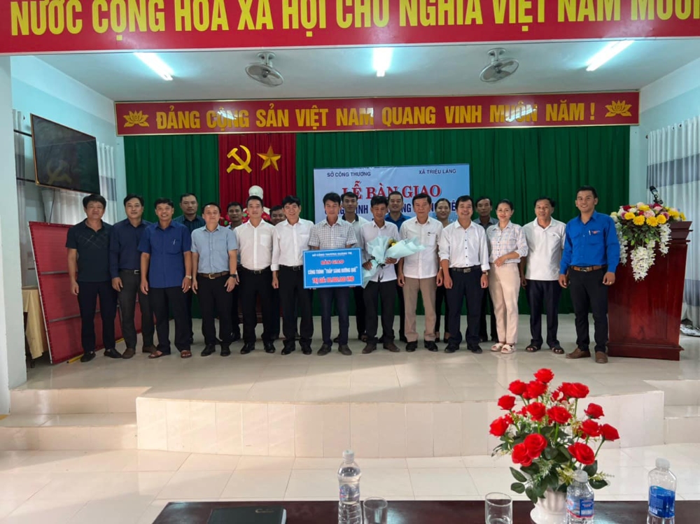 Chi đoàn Sở Công Thương trao tặng 02km công trình ánh sáng đường quê tại thôn Ba Tư, xã Triệu Lăng, huyện Triệu Phong