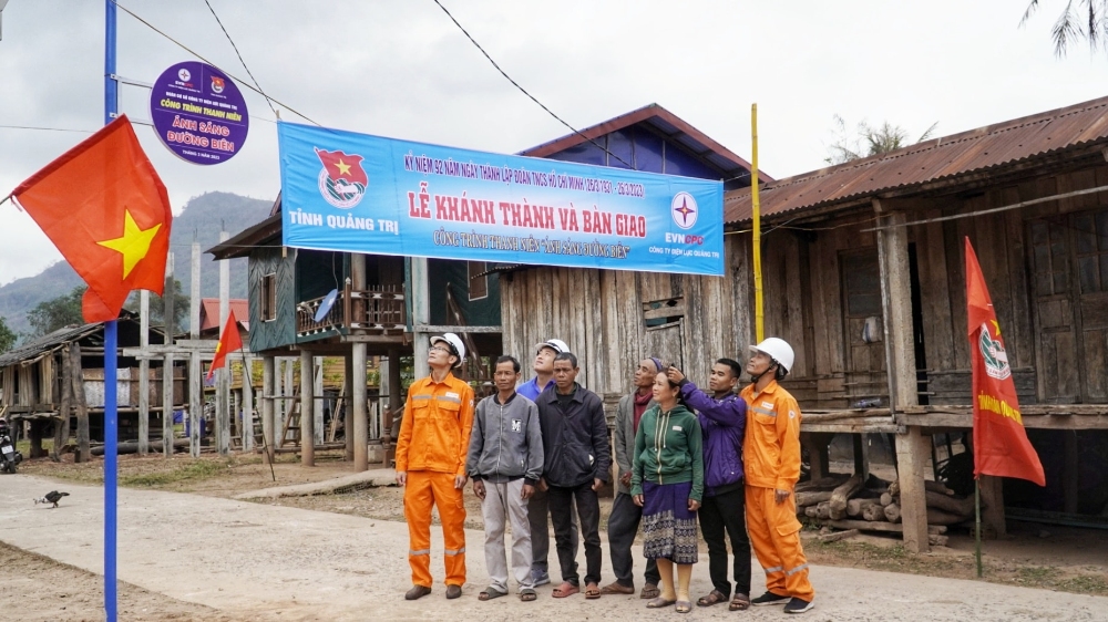 Đoàn cơ sở Công ty Điện lực Quảng Trị trao tặng công trình thanh niên “Thắp sáng đường biên” cho thôn Bản 1, xã Thuận, huyện Hướng Hóa