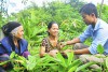 Anh Hồ Văn Thủy hướng dẫn người dân kinh nghiệm trồng trọt