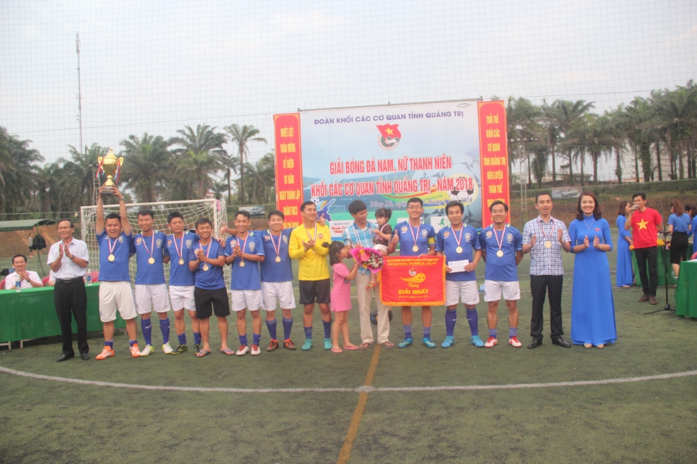Ban Tổ chức trao Cúp vô địch, Huy chương Vàng cho đội bóng đá nam Cục Hải quan