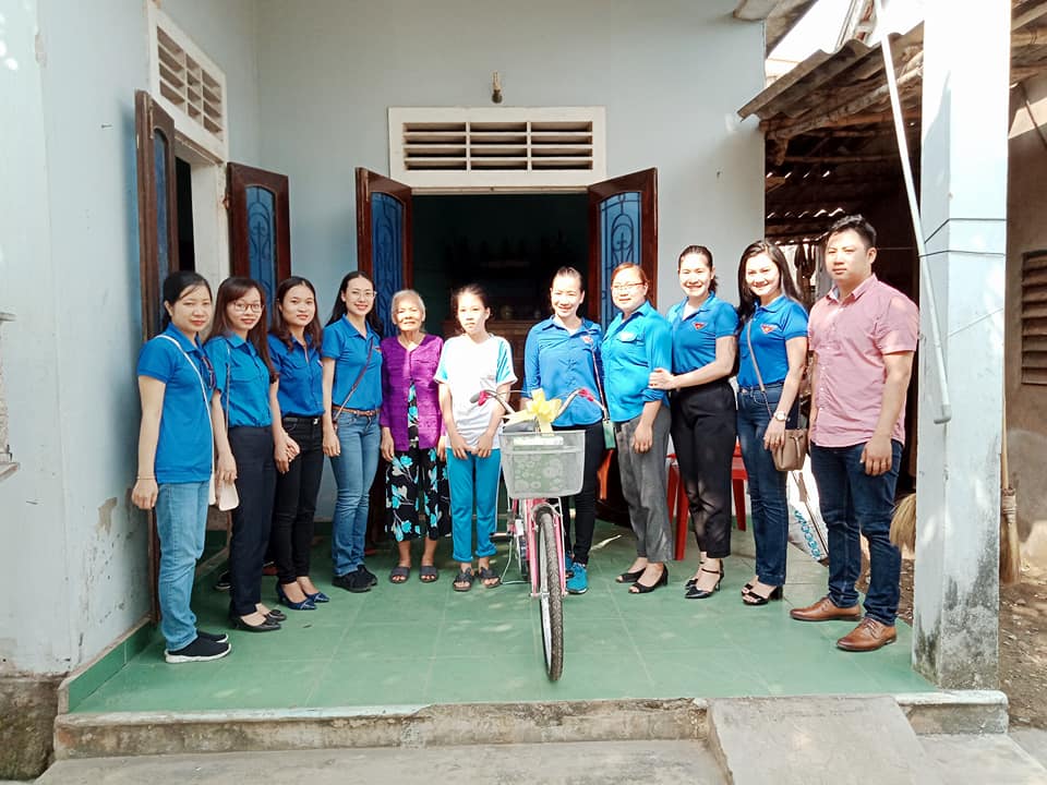 Chi đoàn VP Kho Bạc Nhà nước trao tặng xe đạp và quần áo đồng phục cho các em tại Trường tiểu học Đông Lễ