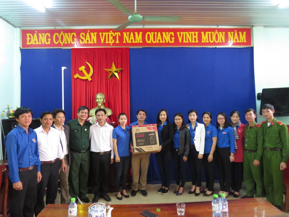 BCH Chi đoàn tặng 01 bộ máy tính để bàn cho xã đoàn Triệu Nguyên nhằm nâng cao nghiệp vụ và công nghệ thông tin