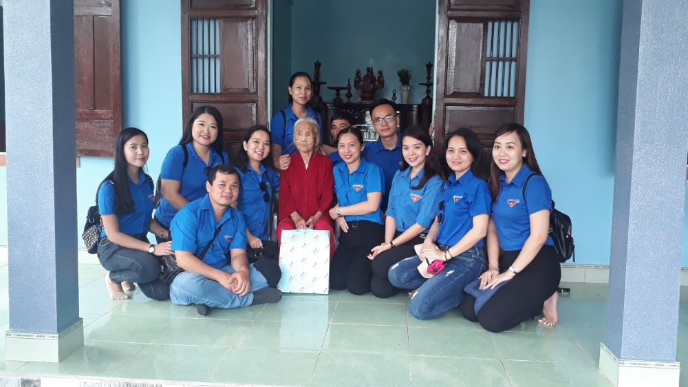 Chi đoàn Đài PTTH đến thăm hỏi và tặng quà Mẹ Việt Nam Anh hùng