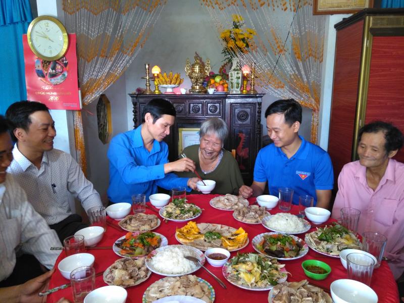 Bữa cơm ấm tình mang đến nhiều niềm vui cho các Mẹ Việt Nam Anh hùng
