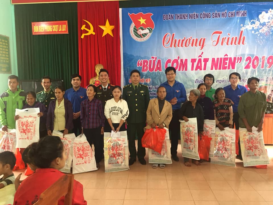Chi đoàn Ban Tuyên giáo Tỉnh ủy với chương trình “Bữa cơm tất niên” tại xã A Ngo, huyện Đakrông