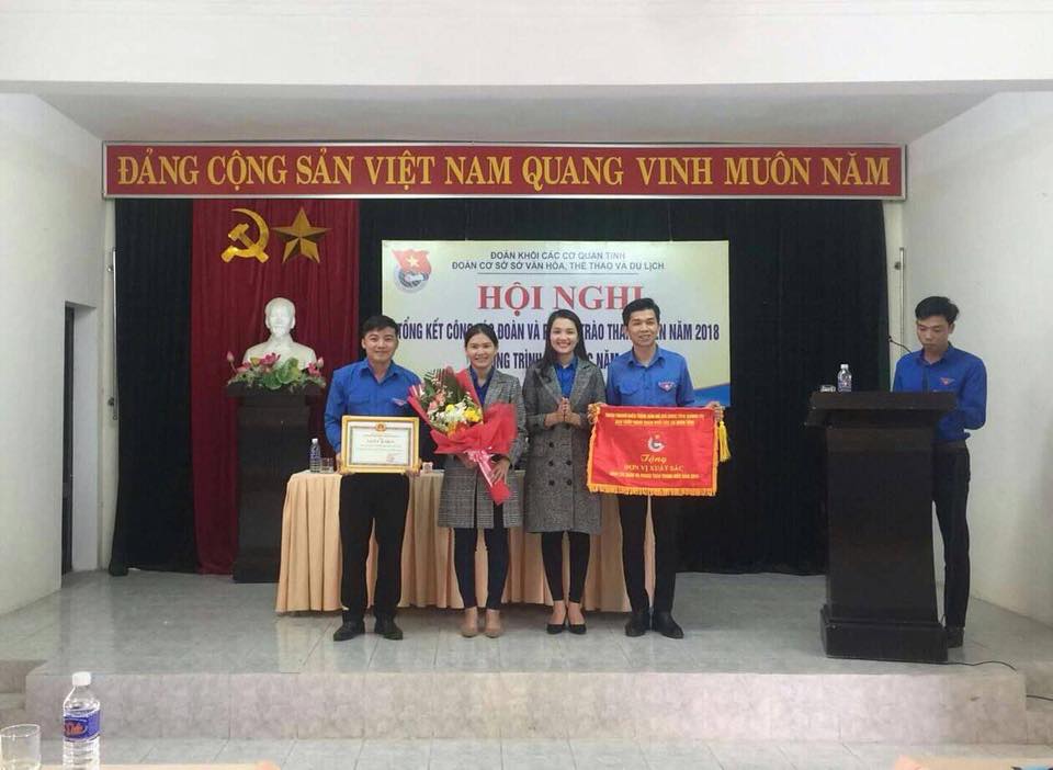 Đ/c Hoàng Thị Trúc Phương - Bí thư Đoàn Khối trao cờ thi đua đơn vị xuất sắc cho BCH Đoàn cơ sở Sở VH, TT & DL