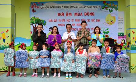 Tặng quà và giáo dục kỹ năng sống cho học sinh huyện Hướng Hóa