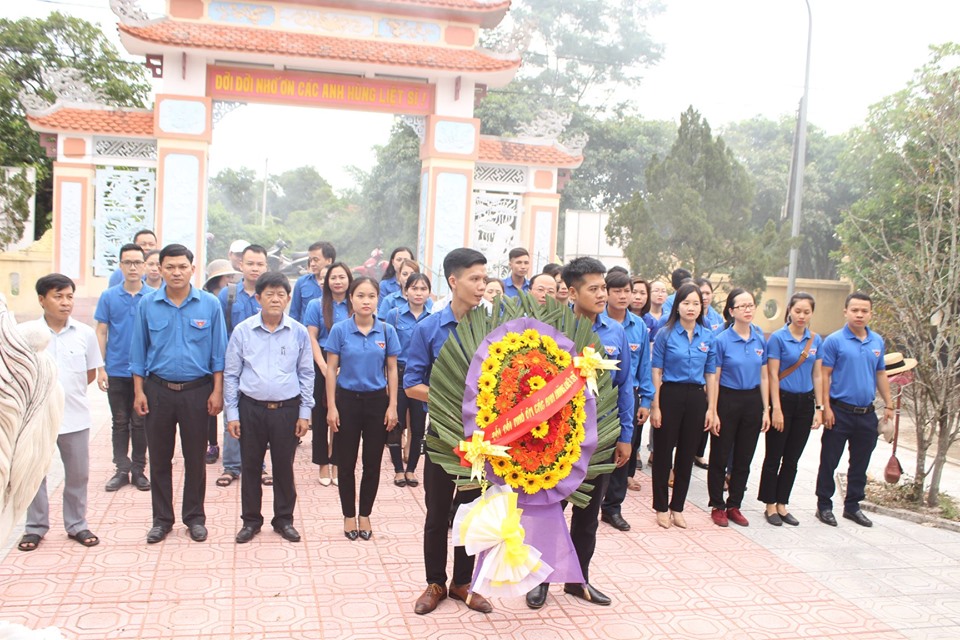 Đoàn viên thanh niên dâng hương, dâng hoa tại Nghĩa trang xã Hải Vĩnh