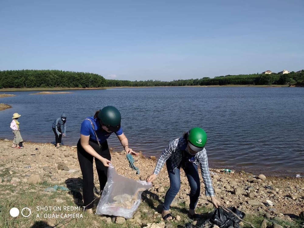 Chi đoàn CQ LĐLĐ tỉnh tổ chức thu gom rác thải xung quanh khu vưc Hồ khe mây -Tp đông Hà nhằm hưởng ứng phong trào phòng chống rác thải nhựa.