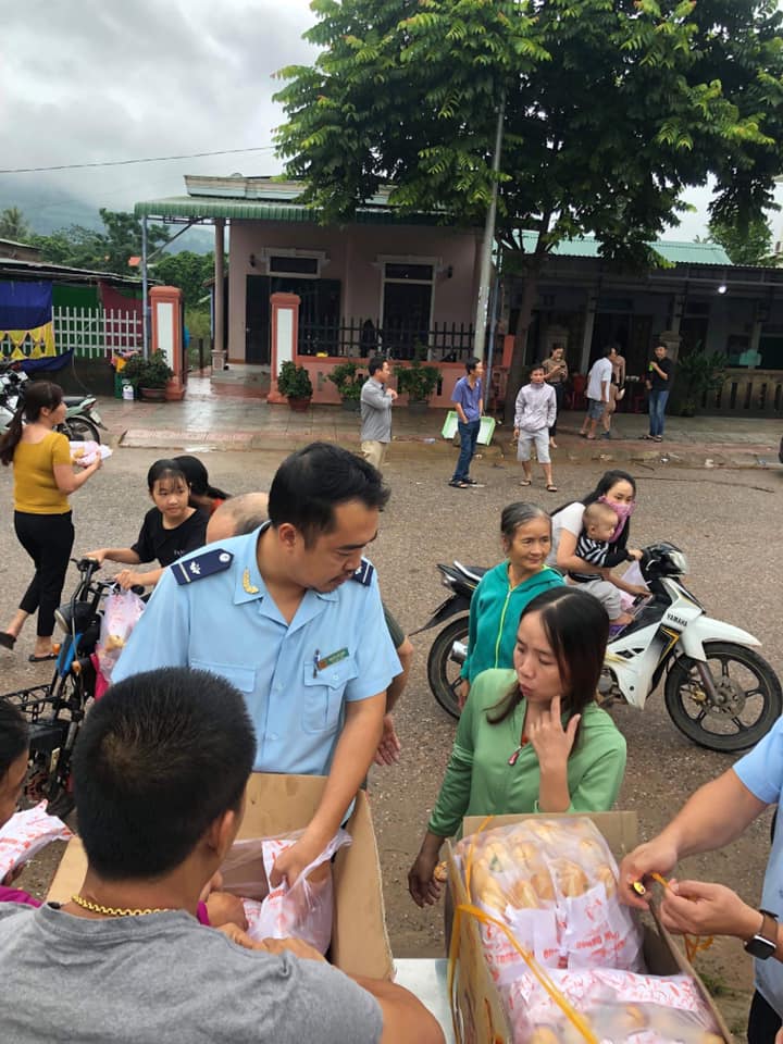Chi đoàn Hải quan cửa khẩu Lao Bảo giúp đỡ người dân đang gặp khó khăn vì bão, lụt