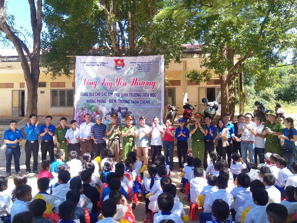 Chi đoàn Tòa án nhân nhân dân tỉnh tổ chức tình nguyện "Vòng tay yêu thương" tại điểm trường Cheng - Mã Lai, xã Hướng Phùng, huyện Hướng Hóa