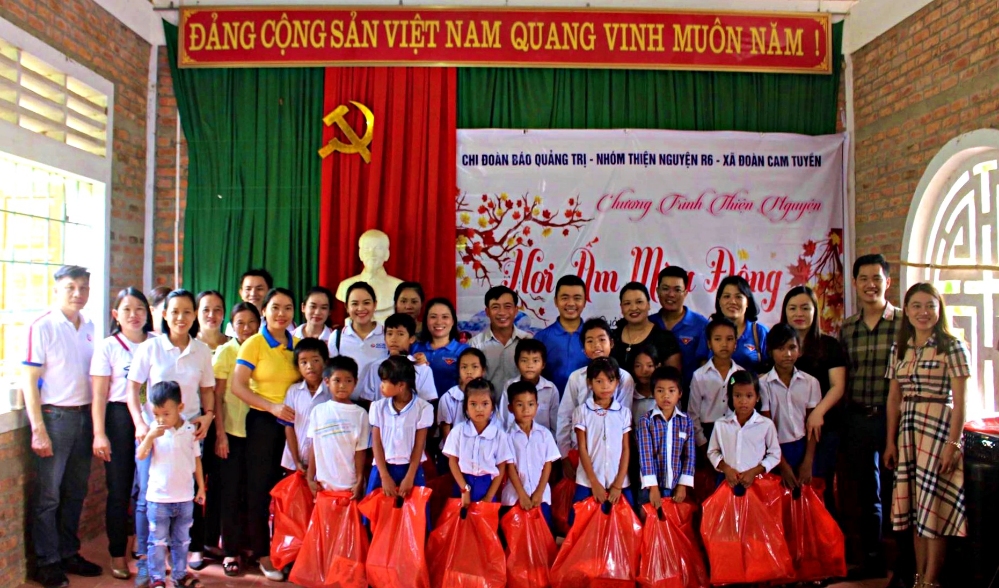 Chi đoàn Báo Quảng Trị, Nhóm thiện nguyện R6 cùng các tình nguyện viên trao quà cho học sinh bản Chùa