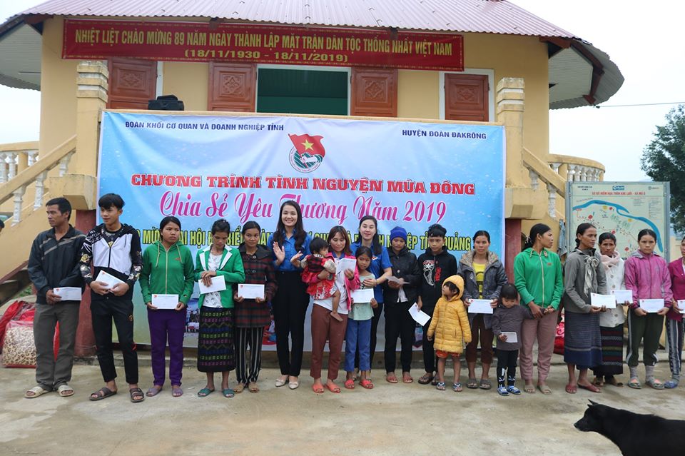 BTV Đoàn Khối trao tặng quà cho các em học sinh có hoàn cảnh khó khăn