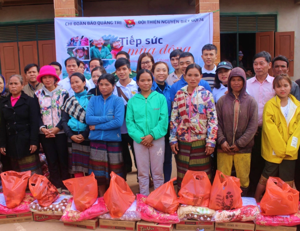 Chi đoàn Báo Quảng Trị trao tặng các nhu yếu phẩm, chăn ấm cho người dân Bản Hà Lệt, xã Tân Thành, huyện Hướng Hóa