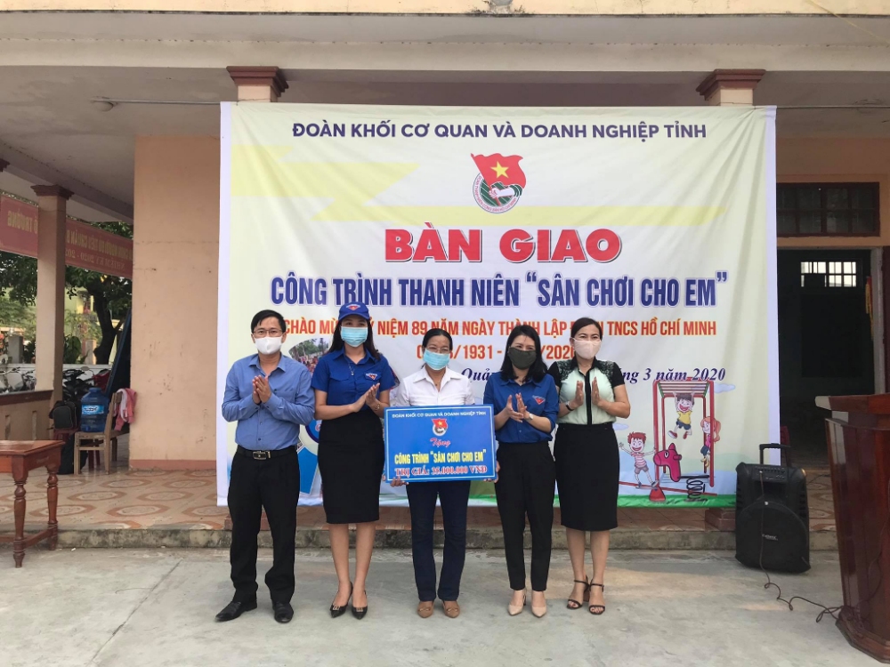 Đoàn Khối Cơ quan và Doanh nghiệp tỉnh trao tặng Sân chơi cho em tại Khu phố 2, Phường Đông Giang, Thành phố Đông Hà