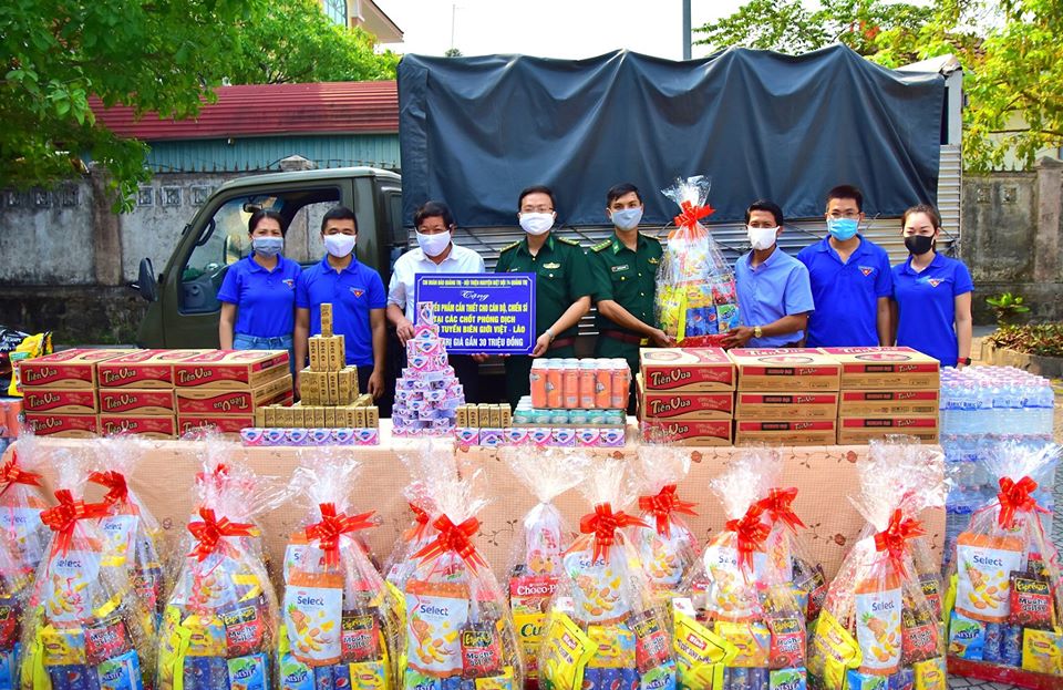 Chi đoàn Báo Quảng Trị và Biệt đội 74 Quảng Trị tặng nhu yếu phẩm cho đại diện Bộ Chỉ huy BĐBP tỉnh