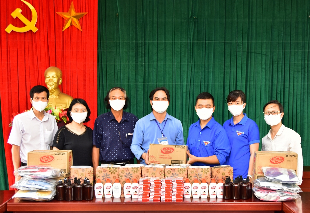 Chi đoàn Báo Quảng Trị tặng khẩu trang kháng khuẩn, xà phòng và nước rửa tay cho học sinh Trường PTDTNT tỉnh