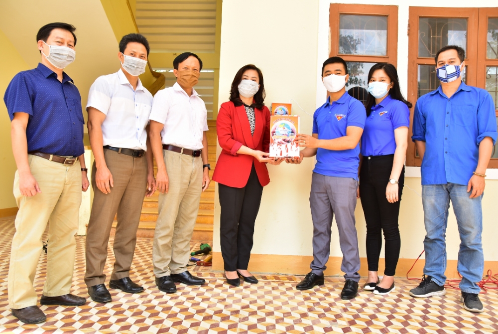Chi đoàn Báo Quảng Trị tặng máy rửa tay tự động và khẩu trang kháng khuẩn cho Trường THPT Hướng Hóa
