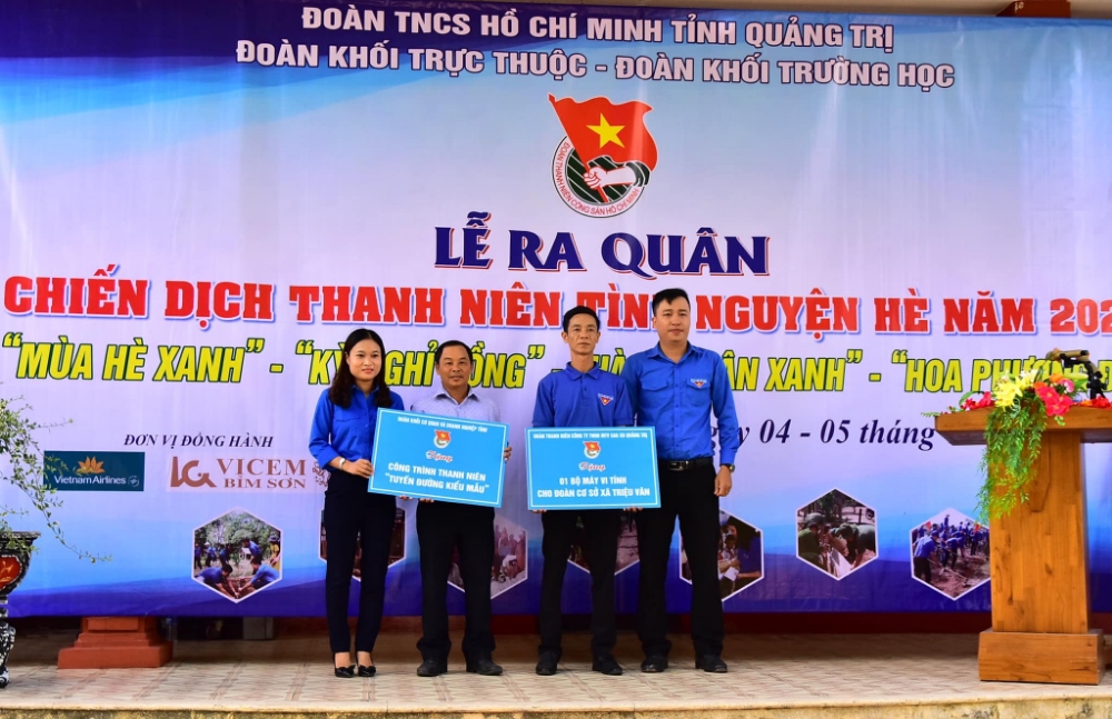 Đoàn Khối Cơ quan và Doanh nghiệp tỉnh trao bảng tượng trưng công trình "Tuyến đường thanh niên kiểu mẫu" cho Xã Triệu Vân