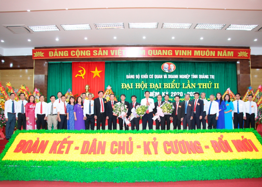 Trưởng Ban Tổ chức Tỉnh ủy Phan Văn Phụng tặng hoa chúc mừng cho BCH Đảng bộ Khối Cơ quan và Doanh nghiệp tỉnh lần thứ II nhiệm kỳ 2020 - 2025