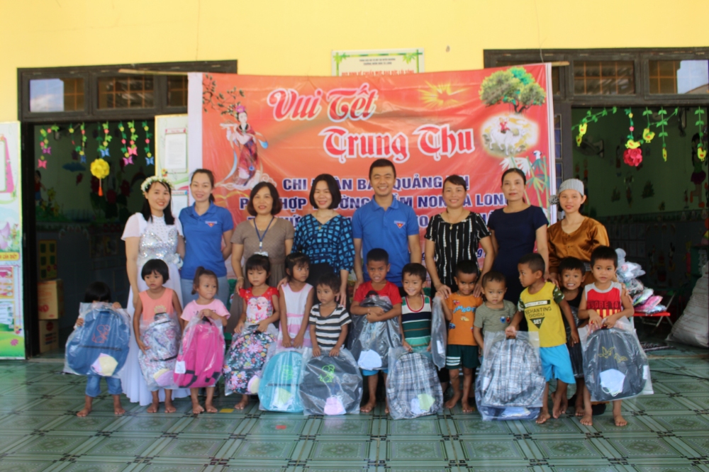 Chi đoàn Báo Quảng Trị thăm, tặng quà và tổ chức chương trình Trung thu cho học sinh tại huyện Đakrông