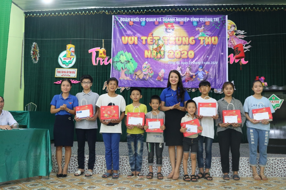 BTV Đoàn Khối trao quà cho các em nhỏ tại Trung tâm Mái ấm tình hồng TP Đông hà