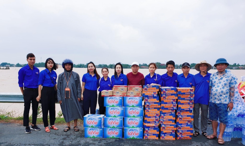 Chi đoàn Sở nội vụ, Chi đoàn Sở lao động, thương binh và xã hội đã thăm và tặng quà cho bà con vùng lũ tại xã Triệu Giang và xã Triệu Thuận