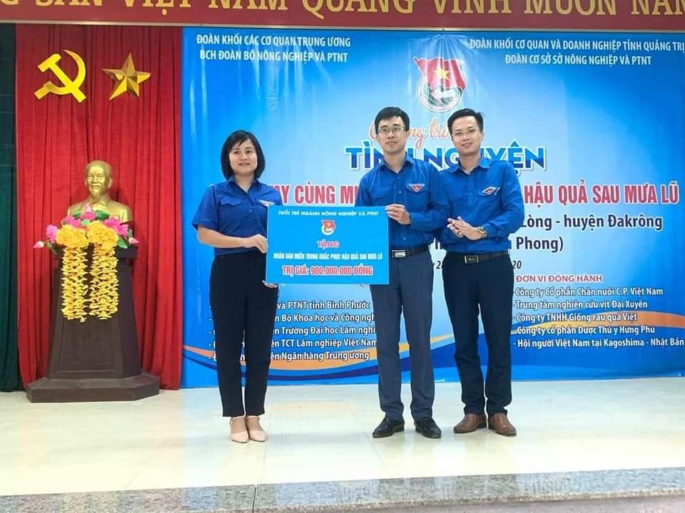 Đoàn cơ sở Sở Nông nghiệp và PTNT trao quà hỗ trợ cho nhân dân Quảng Trị khắc phục hậu quả mưa, lũ